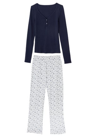 Marineblauw top met lange mouwen, een ronde halslijn en een knoopdetail, gecombineerd met witte broek met een blauw bloemenpatroon. Gemaakt van een katoenmix.