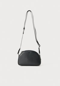 Čierna kožená crossbody taška s okrúhlym tvarom, dvoma nastaviteľnými popruhmi a decentným logom vpredu. Textúrovaný exteriér, minimalistický dizajn.