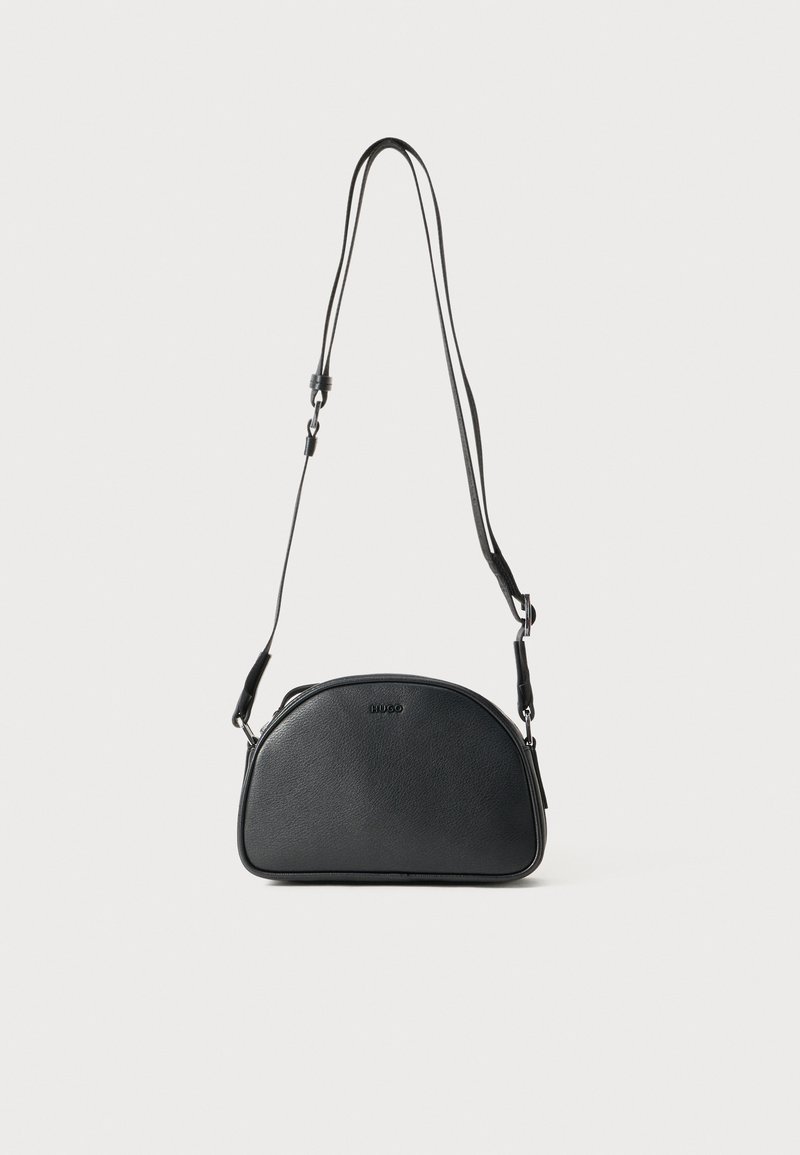 Čierna kožená crossbody taška s okrúhlym tvarom, dvoma nastaviteľnými popruhmi a decentným logom vpredu. Textúrovaný exteriér, minimalistický dizajn.
