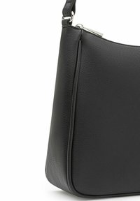 Bolso de mano de cuero negro con una textura suave, forma curva y un cierre de cremallera de hardware plateado en la parte superior. Detalle sutil en la costura lateral.