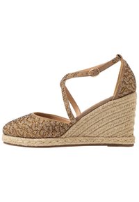 Alpargatas marrones de cuña con parte superior de tela texturizada y con cuentas, tiras en el tobillo entrelazadas y un tacón de cuña trenzado y envuelto en yute.