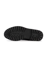 Semelle en caoutchouc noir avec de profonds crampons et une surface texturée, présentant un motif en losange et une section de semelle intermédiaire lisse.