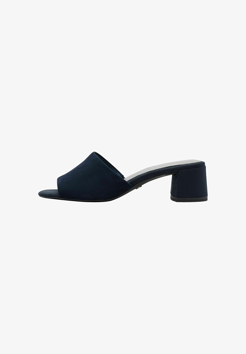 Mules bleu marine à talons blocs avec une texture douce, bout ouvert et design uni. Caractérisées par une légère arche et une large bride pour un maintien sûr.