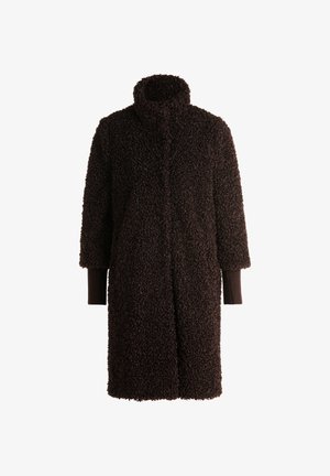 Bruin, fuzzy jasje met een hoge kraag en driekwart mouwen. Heeft ribbelmanchetten en een open voorkant. Gelaagd, warm materiaal.
