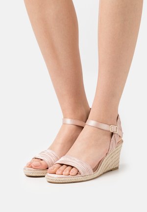 Keilsandalette - powder pleats