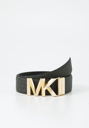 Zwarte designerriem met gouden "MK" gesp, opgerold op een effen witte achtergrond.