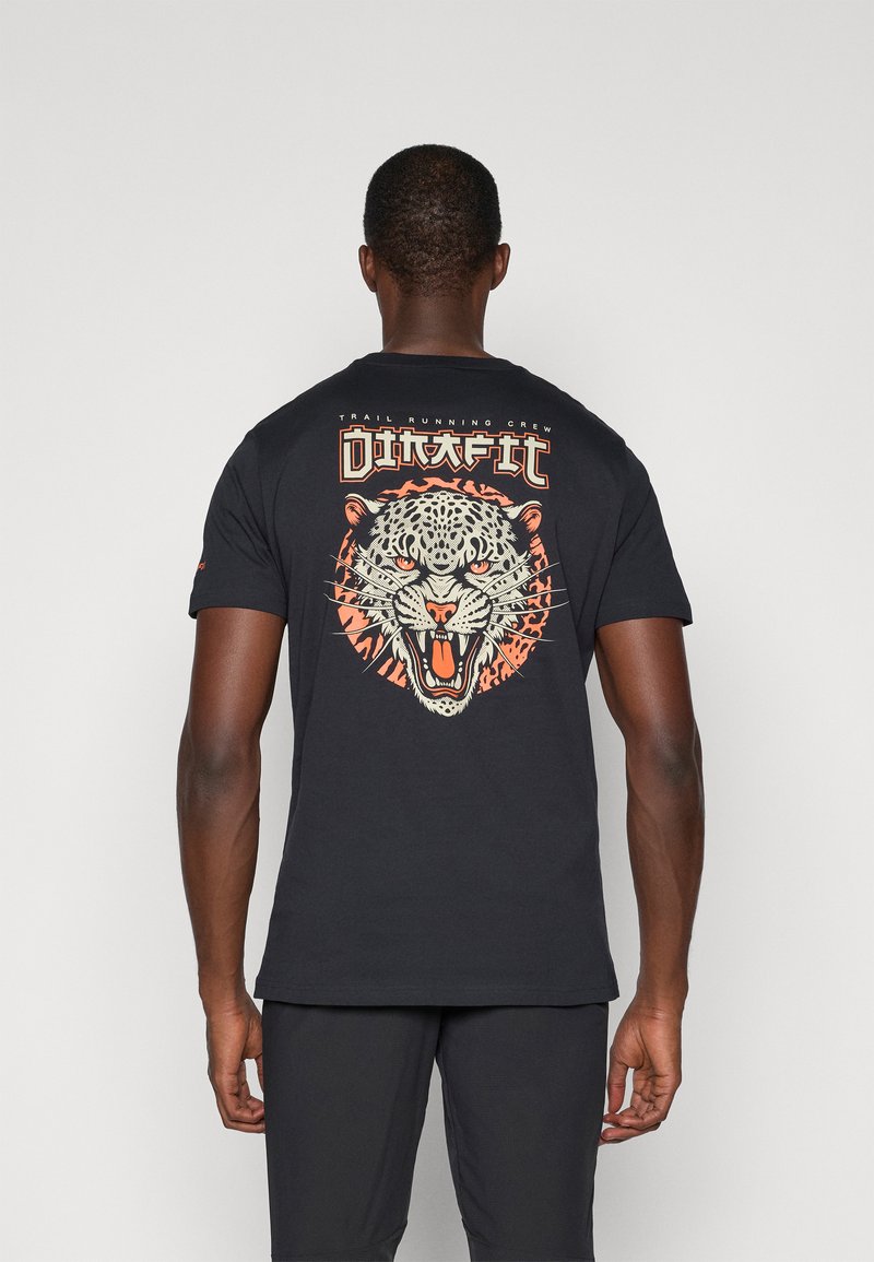 Μαύρο βαμβακερό T-shirt με μεγάλο γραφικό λεοπάρδαλης στο πίσω μέρος σε λευκό, πορτοκαλί και μαύρο χρώμα. Κοντά μανίκια και στρογγυλή λαιμόκοψη.