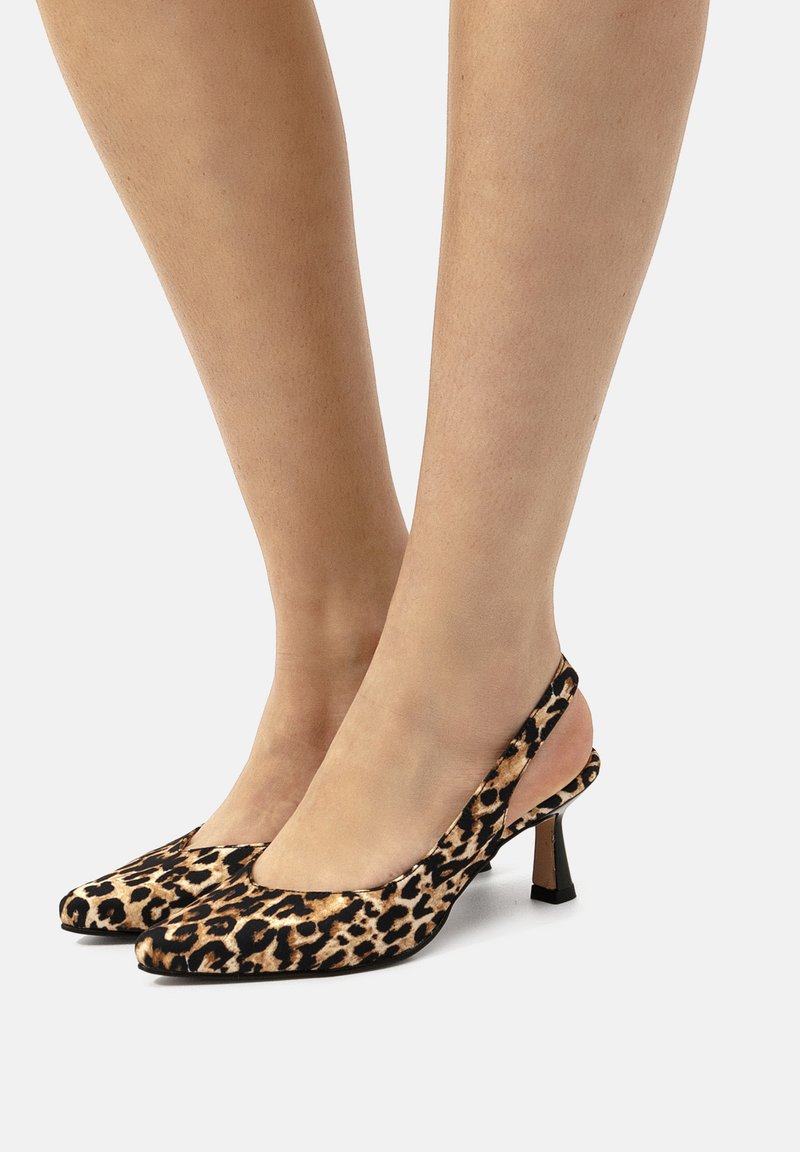 Zapatos de tacón tipo slingback en estampado de leopardo, confeccionados en tejido suave, con puntera cuadrada y un tacón bajo y afilado para una silueta moderna.