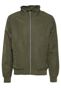 Olivgrüner Bomberjacke mit Reißverschluss vorne, elastischen Bündchen und Saum, ausgestattet mit einem Stehkragen und Seitentaschen. Geschmeidige Textur.