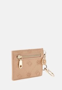 Portacarte in pelle beige con motivo embossé, zip dorata, accessori in oro e portachiavi staccabile. Design compatto, forma rettangolare.