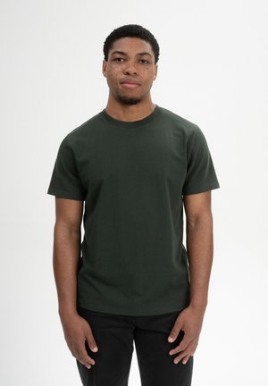 Dunkelgrünes Rundhals-T-Shirt aus Baumwolle, mit kurzen Ärmeln und lockerer Passform. Glatte Textur, keine Muster oder sichtbaren Beschläge.
