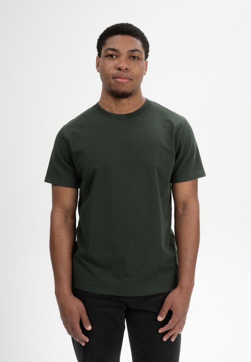 Donkergroene crew-neck T-shirt van katoen, met korte mouwen en een relaxte pasvorm. Glad textuur, geen patronen of zichtbare hardware.