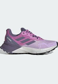 Chaussure de trail Adidas Terrex violet et gris avec tige en mesh, semelle intermédiaire blanche amortie, semelle extérieure noire et lacets.