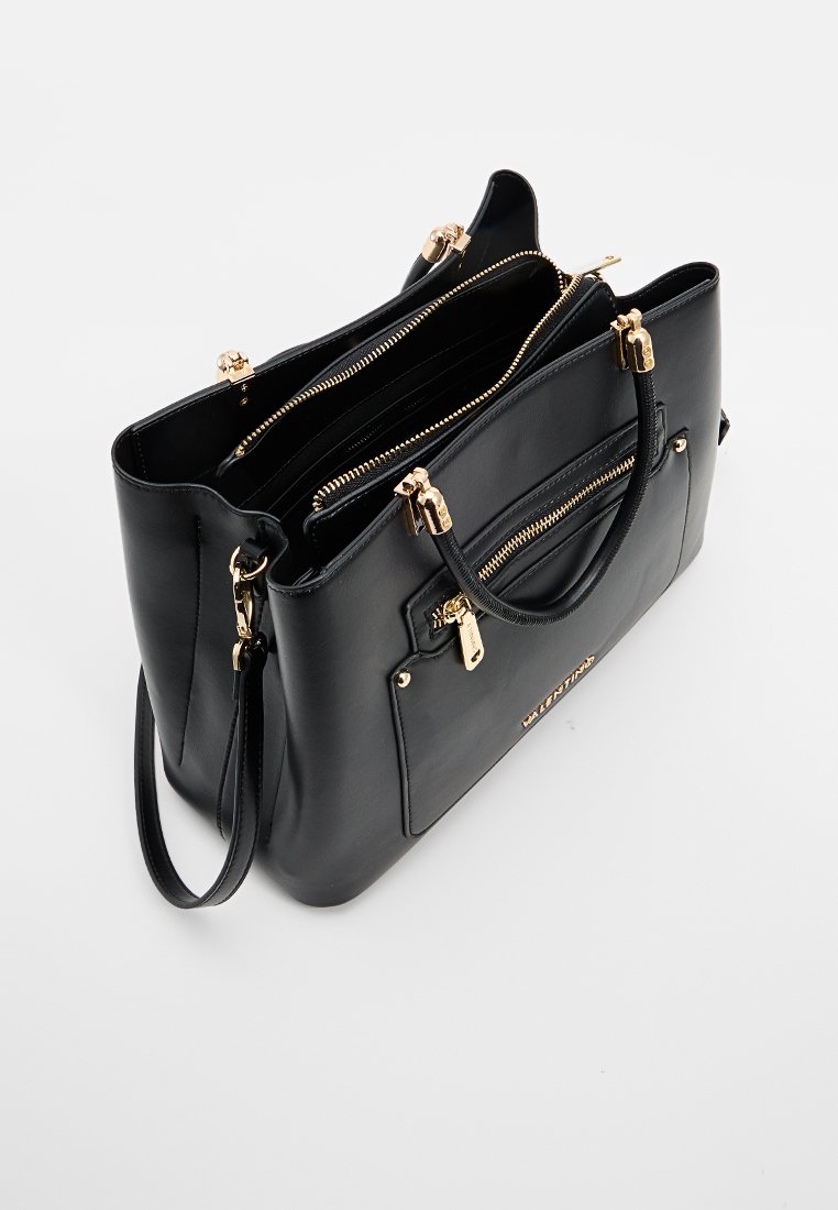 Borsa a mano in pelle nera con numerosi scomparti, hardware dorato, manici superiori e tracolla staccabile. Texture liscia e forma strutturata.