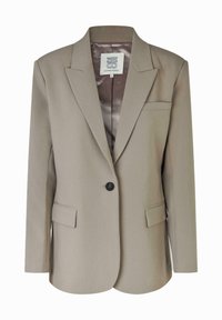 Beige blazer med spiss revers, enkelt knappelukking, to frontlommer, og en glatt satengforing. Tilpasset passform med strukturerte skuldre.