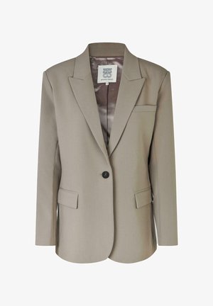 Blazer beige avec un col cranté, fermeture à un bouton, deux poches avant et une doublure intérieure en satin lisse. Coupe ajustée avec des épaules structurées.