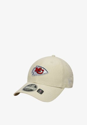 Beige Corduroy-Baseballmütze mit einem Kansas City Chiefs-Logo in Rot und Weiß, ausgestattet mit einem gebogenen Schirm und einem verstellbaren Riemen auf der Rückseite.