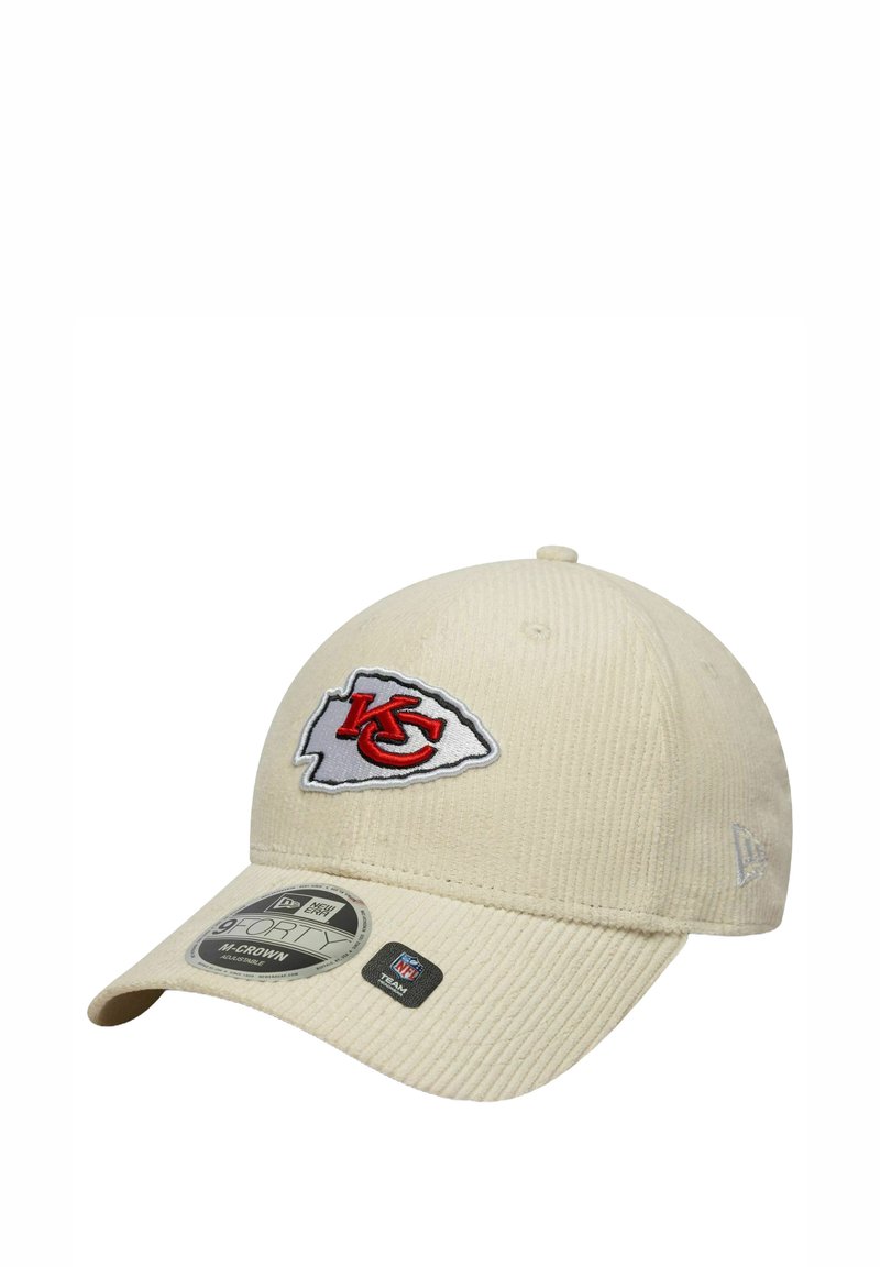 Beige Corduroy-Baseballmütze mit einem Kansas City Chiefs-Logo in Rot und Weiß, ausgestattet mit einem gebogenen Schirm und einem verstellbaren Riemen auf der Rückseite.
