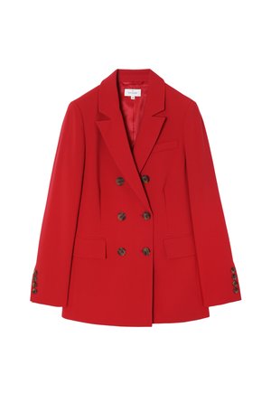 Červený dvouřadý blazer vyrobený z hladké látky, s dvěma předními kapsami, hnědými knoflíky a klopovým límcem.