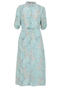 Vaaleansininen mekko kukkakuviolla, jossa on kaulus, lyhyet hihat, vyötärönauha ja napitettava etuosa.