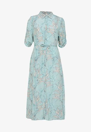 Robe imprimée fleurie en tissu bleu clair, avec un col, des manches courtes, une taille nouée et un devant boutonné.