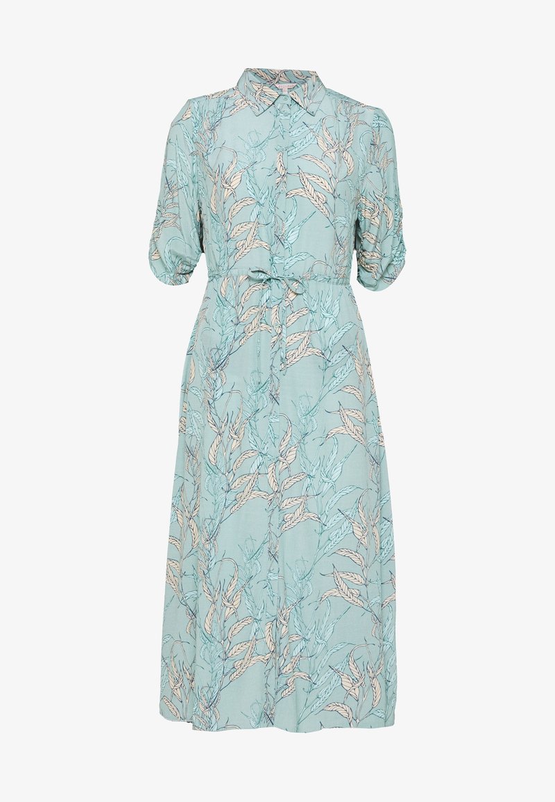 Vaaleansininen mekko kukkakuviolla, jossa on kaulus, lyhyet hihat, vyötärönauha ja napitettava etuosa.