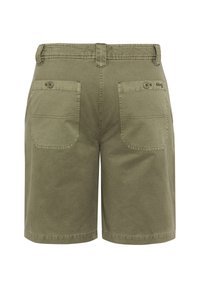 Pantalones cortos cargo verde oliva fabricados en una mezcla de algodón, con dos bolsillos traseros con cierres de botón y un diseño de corte recto.