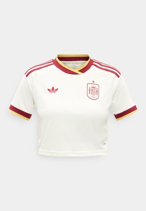 Camiseta corta blanca de fútbol de España con rayas rojas de Adidas, cuello y puños en rojo y amarillo, y escudo del equipo nacional de España en el pecho.
