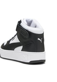 Črno-bele visoke teniske s sintetičnim zgornjim delom, oblazinjenim ovratnikom, velcro trakom in debelim belim podplatom. Puma logo na strani in peti.