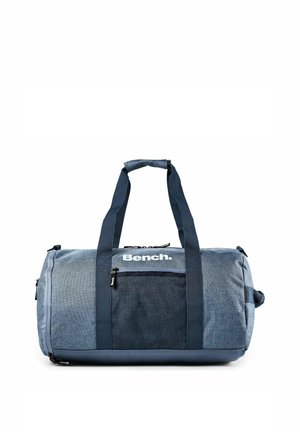 Bolsa de viaje azul tipo duffel con dobles asas, un bolsillo frontal de malla y cierre de cremallera superior sobre fondo blanco.