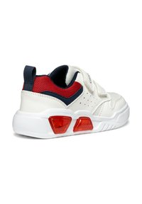 Scarpa sportiva bianca con tomaia in rete, dettagli rossi, cinturino con velcro e ammortizzazione trasparente rossa nella suola. Suola esterna in gomma texture.
