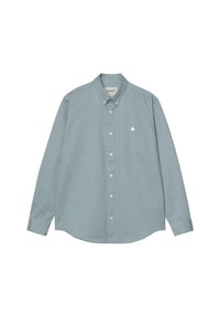 Camisa de manga larga azul claro hecha de algodón, con un cuello abotonado, una tapeta frontal y un pequeño logo en el lado izquierdo del pecho.