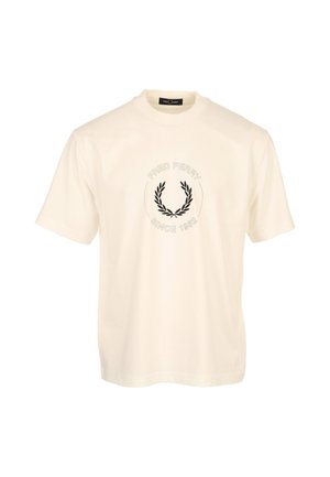 T-shirt bianca semplice a maniche corte con collo rotondo, con logo corona d'alloro nero e la scritta "Fred Perry Since 1952" sul petto.