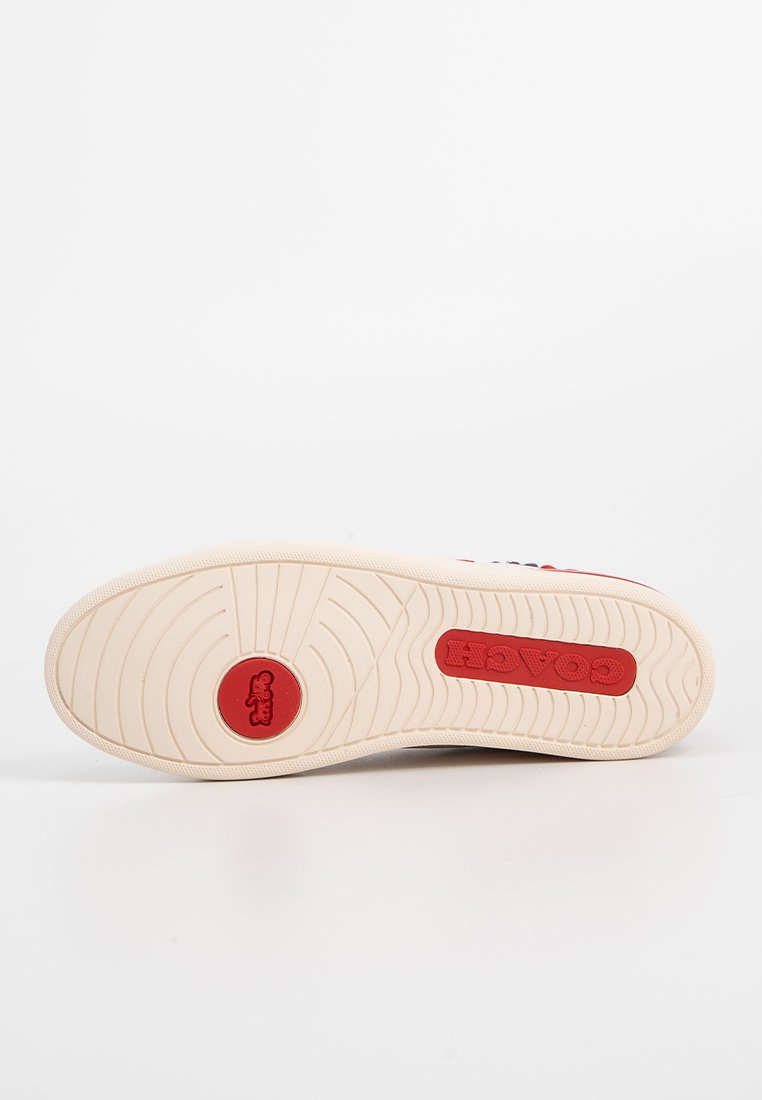Roter und weißer Sneaker mit einer strukturierten Gummisohle. Verfügt über ein auffälliges, rundes rotes Logo auf der Sohle und ein schlichtes, minimalistisches Design.
