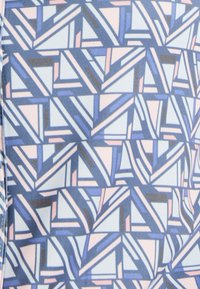 Tessuto con un motivo geometrico astratto in blu, rosa pallido e marrone scuro, caratterizzato da forme angolari e texture variabili.