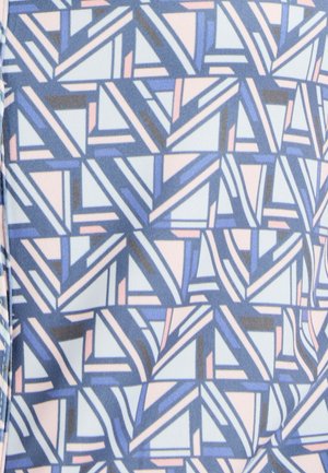 Stof met een abstract geometrisch patroon in blauw, lichtroze en donkerbruin, met hoekige vormen en verschillende texturen.