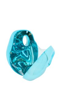 Gennemsigtig teal plastikgenstand med en buet form, der har en cirkulær åbning og en glat, blank overflade. Bemærkelsesværdige interne mønstre er synlige.