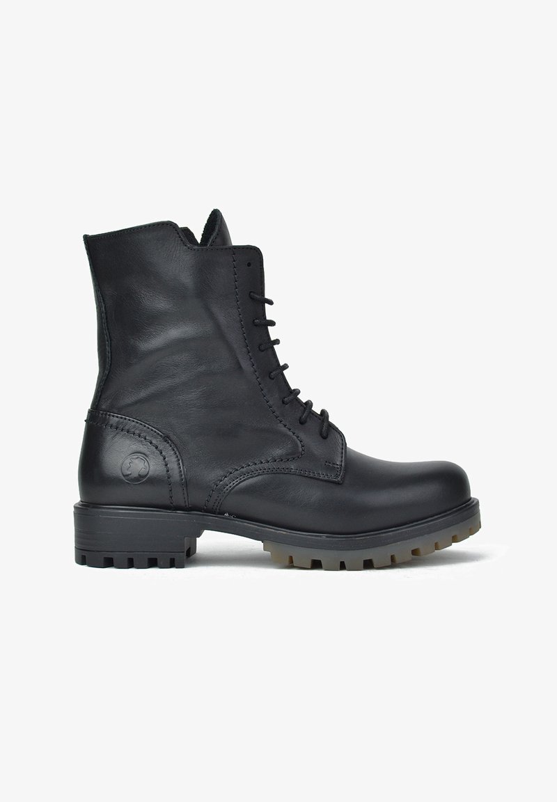 Botín de cuero negro hasta el tobillo con cordones en la parte delantera, punta redondeada y suela texturizada. Presenta un logo en el lateral y detalles de costura en contraste.