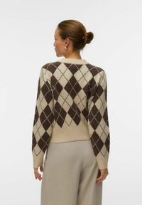 Maglione con motivo argyle beige e marrone, maniche lunghe e orlo a coste. Tessuto morbido, design corto e dettaglio del colletto in stile classico.