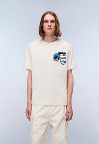Napapijri MONTEPIANA - Nyomott mintás póló - beige dimity