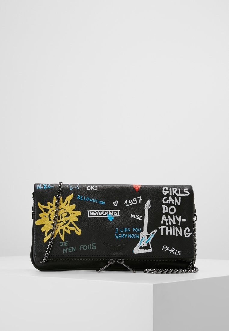 Clutch bag in pelle nera con tracolla a catena, caratterizzato da stampe grafiche colorate, inclusi testi e illustrazioni su una superficie testurizzata.