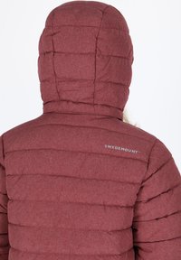 Giacca a vento bordeaux con cappuccio, caratterizzata da un design trapuntato, un tessuto strutturato e un logo nella parte superiore della schiena.