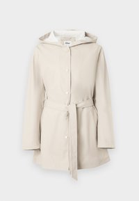 Imperméable beige avec capuche à cordon, boutons sur le devant et ceinture. Texture lisse avec un design épuré et poches latérales.