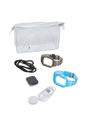 Klare Reißverschlusstasche mit zwei Uhrenarmbändern, einem Smartwatch-Gehäuse, einem USB-Ladekabel und einer magnetischen Ladestation auf weißem Hintergrund ausgelegt.
