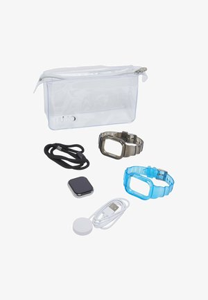 Klare Reißverschlusstasche mit zwei Uhrenarmbändern, einem Smartwatch-Gehäuse, einem USB-Ladekabel und einer magnetischen Ladestation auf weißem Hintergrund ausgelegt.