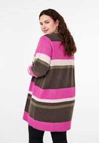 Rosa, braun und creme gestreifter Cardigan mit lockerer Passform, langen Ärmeln und geripptem Saum. Weiches Material und mittellanges Design.