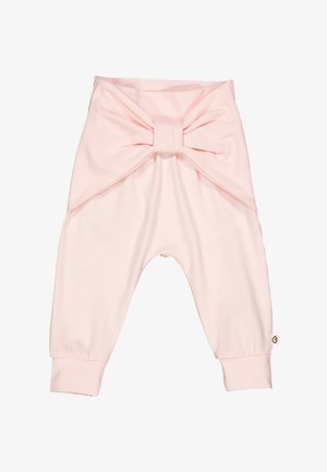 Roze katoenen babybroek met een grote strikdetail aan de voorkant, taps toelopende pijpen met boorden en een zachte, gladde textuur.