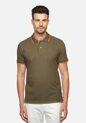 Polo shirt verde oliva con colletto e polsini a righe arancioni e blu marinato. Presenta un'apertura con due bottoni e un logo ricamato sul petto.