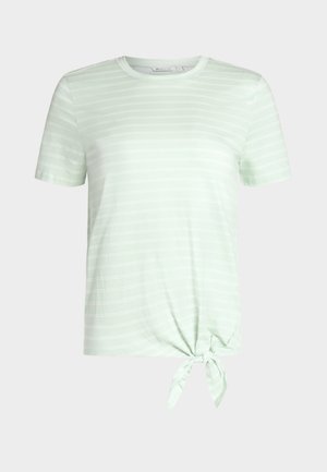 Lys grønn T-skjorte med korte ermer, tynne hvite horisontale striper og en knutedetalj foran på nedre høyre side.