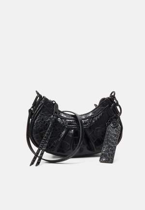 Czarna torebka w kształcie półksiężyca z imitacji skóry krokodyla, z regulowanym paskiem na ramię i dołączoną teksturowaną metką.